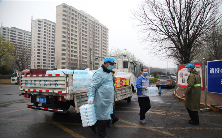 2月25日，山東金格瑞機(jī)械有限公司派代表來(lái)到齊魯師范學(xué)院捐贈(zèng)防疫物資，保障校園防疫物品備足備齊，助力學(xué)校的疫情防控工作。