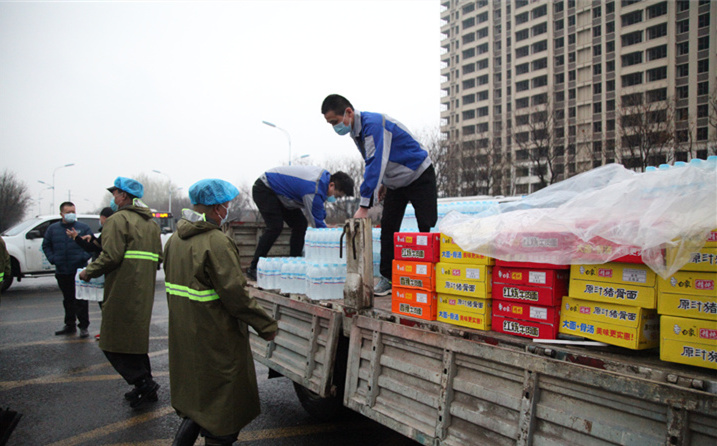 2月25日，山東金格瑞機(jī)械有限公司派代表來(lái)到齊魯師范學(xué)院捐贈(zèng)防疫物資，保障校園防疫物品備足備齊，助力學(xué)校的疫情防控工作。