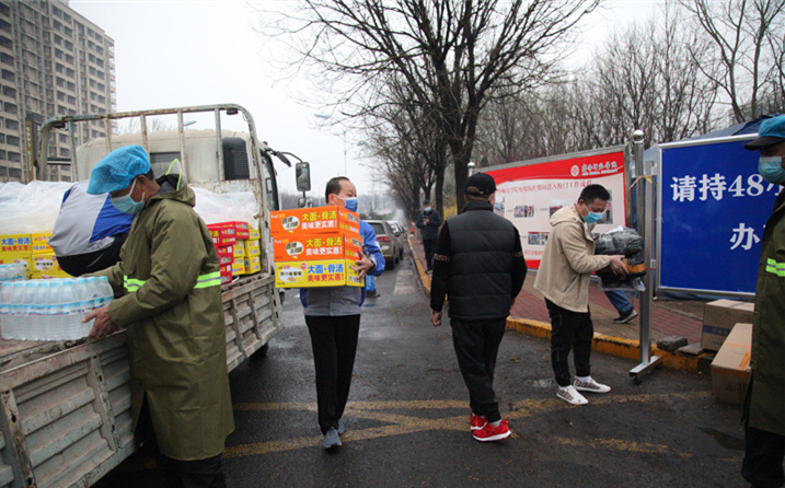 2月25日，山東金格瑞機(jī)械有限公司派代表來(lái)到齊魯師范學(xué)院捐贈(zèng)防疫物資，保障校園防疫物品備足備齊，助力學(xué)校的疫情防控工作。
