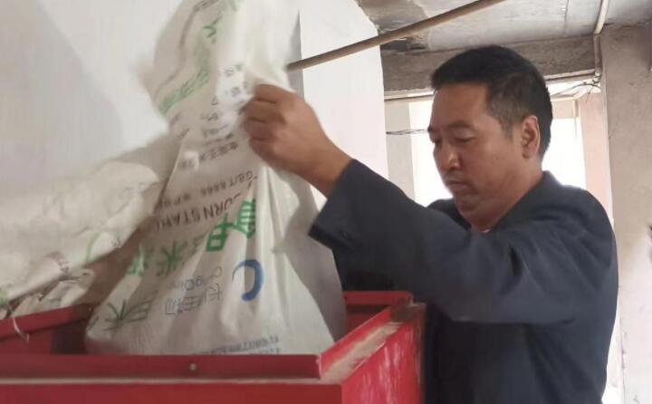 煙農(nóng)為“料斗”添加木屑顆粒機的生物質(zhì)顆粒燃料 煙農(nóng)為“料斗”添加木屑顆粒機的生物質(zhì)顆粒燃料