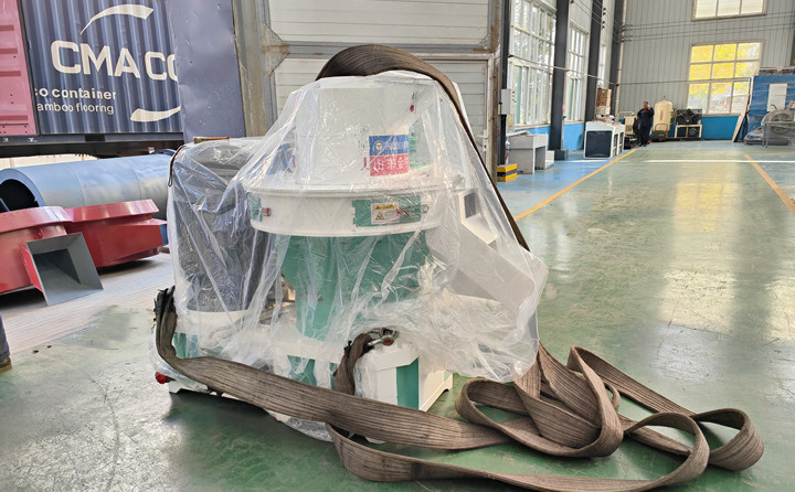 顆粒機單機時產量可以達到0.7-1噸，一天按照10小時計算，可以產出7-10噸成品顆粒，按照1噸顆粒最低100元錢利潤來計算，一天的利潤可以達到700-1000元。