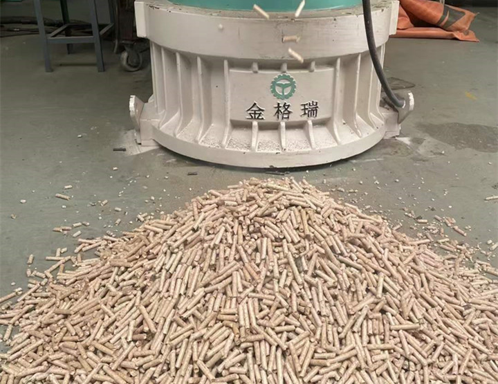 木屑顆粒機(jī)加工環(huán)保燃料顆粒，用綠色昭示未來