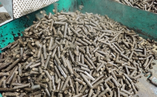 木屑顆粒機生物質(zhì)燃料顆粒在燃燒時遇到冒黑煙的情況該怎么辦？